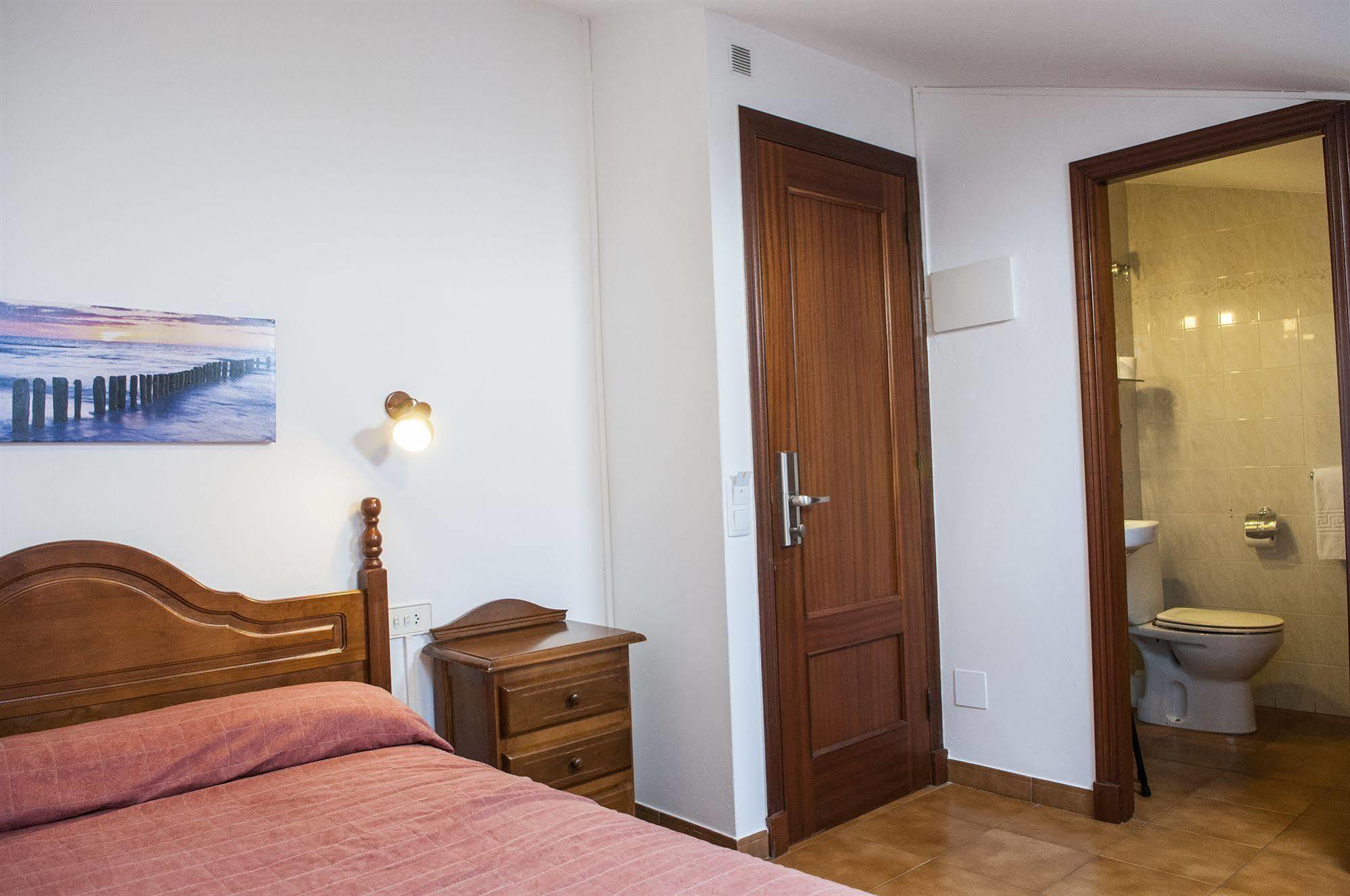 Hostal La Isla Маон Екстер'єр фото